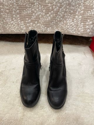 Botines negros con cremallera