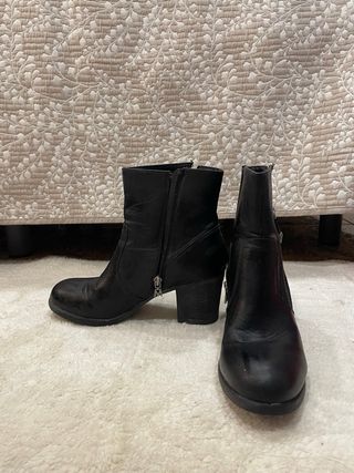 Botines negros con cremallera