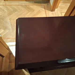 Librería de madera oscura pasillo