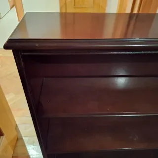 Librería de madera oscura pasillo