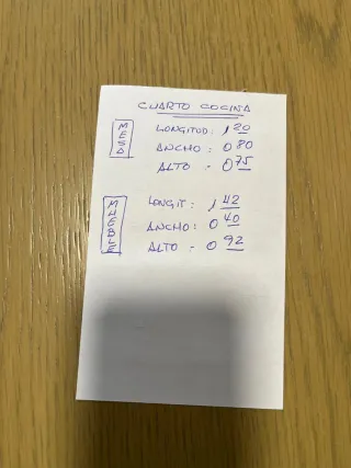 Mesa de cocina con 4 sillas y Aparador a juego.