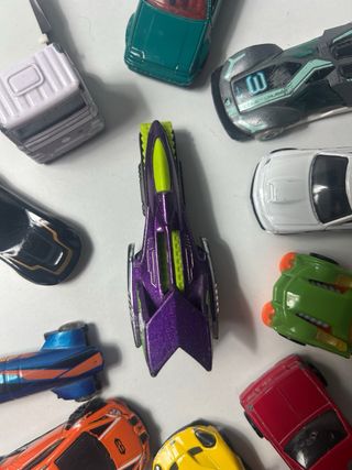 Coche de juguete azul y verde