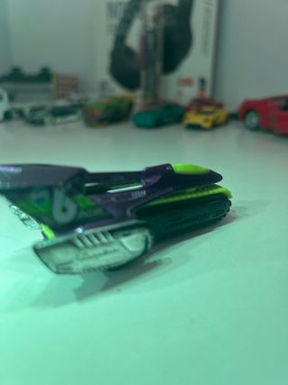 Coche de juguete azul y verde