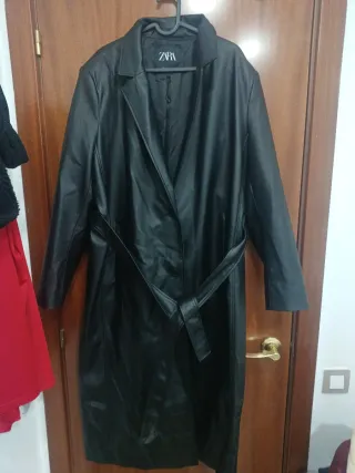 Chaqueta larga efecto piel Zara