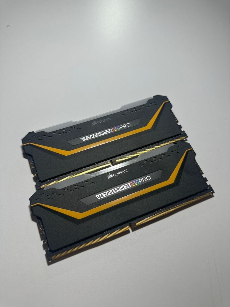 2x8 Corsair Vengeance RGB Pro 16GB DDR4 3200MHz