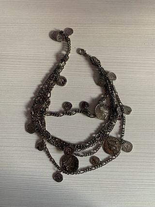 Collar de cadenas con monedas plateadas