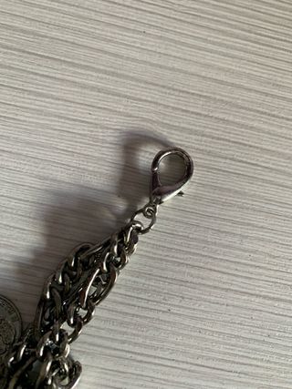 Collar de cadenas con monedas plateadas