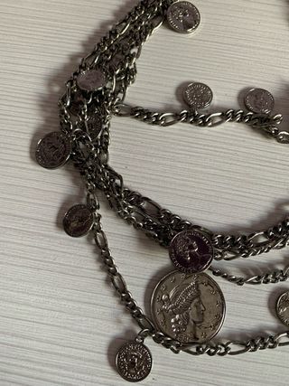 Collar de cadenas con monedas plateadas