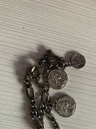 Collar de cadenas con monedas plateadas
