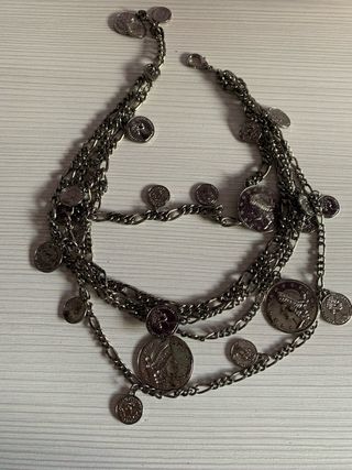 Collar de cadenas con monedas plateadas