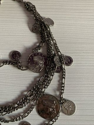 Collar de cadenas con monedas plateadas