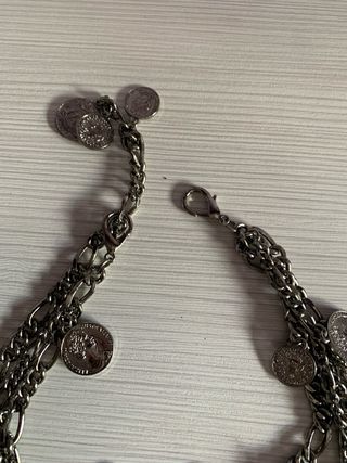 Collar de cadenas con monedas plateadas