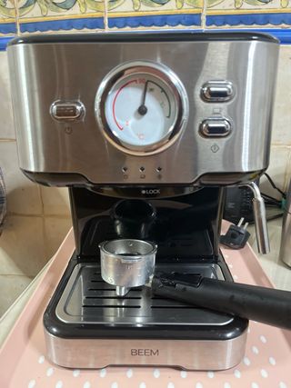 Cafetera y vaporizador de leche BEEM