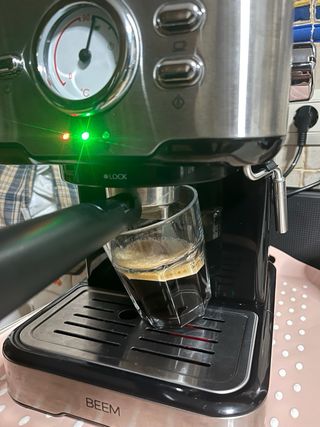 Cafetera y vaporizador de leche BEEM