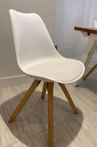 Silla blanca con patas de madera, vendo 8 sillas