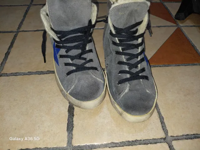Scarpe alte grigie con stella blu
