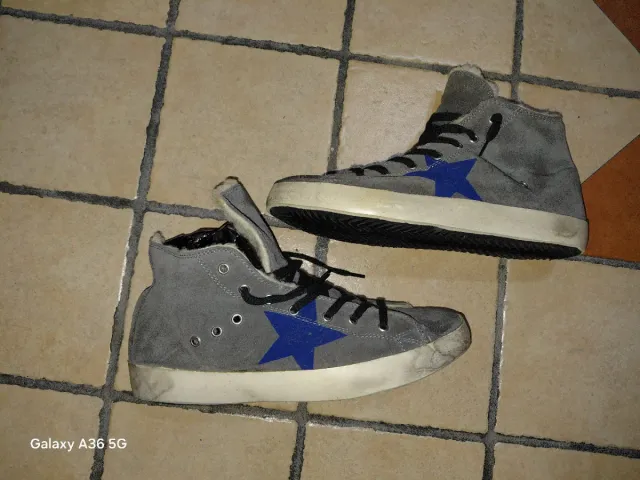 Scarpe alte grigie con stella blu