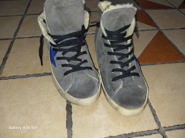 Scarpe alte grigie con stella blu