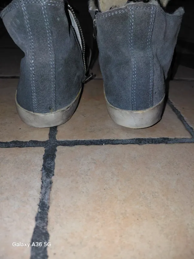 Scarpe alte grigie con stella blu