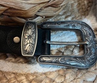 Cinturón de piel con doble hebilla plateada