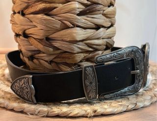 Cinturón de piel con doble hebilla plateada