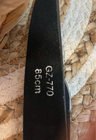 Cinturón de piel con doble hebilla plateada