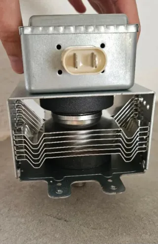 Magnetrón Whirlpool 2M167B-M62 Original