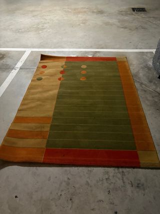 Alfombra moderna abstracta grande. Hay dos iguales