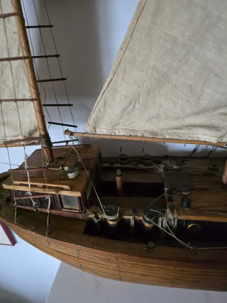 Maqueta de barco de madera