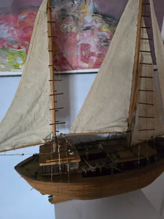 Maqueta de barco de madera