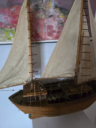 Maqueta de barco de madera
