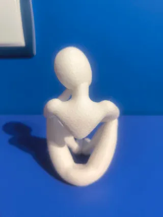 Figura decorativa pensador blanca