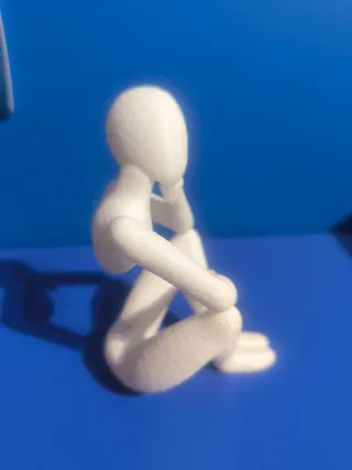 Figura decorativa pensador blanca