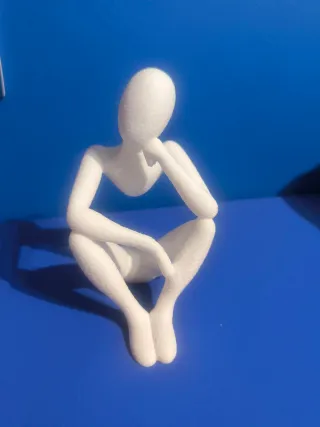 Figura decorativa pensador blanca