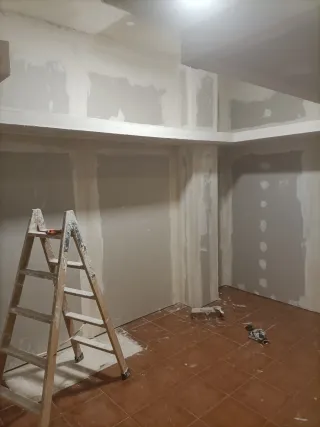 Todo en la tienda de materiales de construcción.