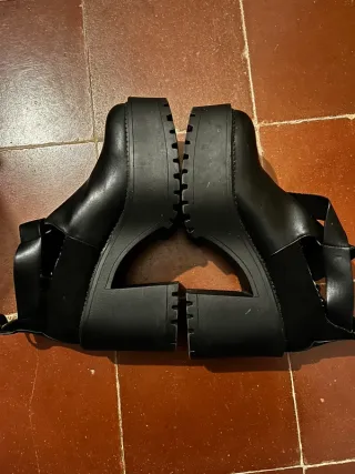 Botines negros con hebilla