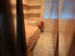 Habitación en piso tranquilo mujer trabajadora