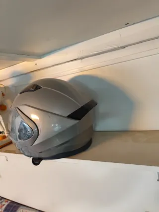 Casco de moto gris y azul