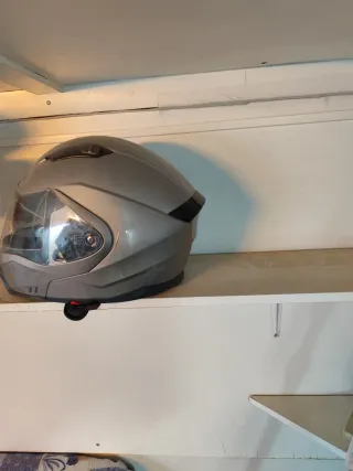 Casco de moto gris y azul