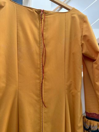 Vestido Flamenca  color mostaza . Muy  favorecedor