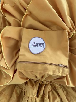 Vestido Flamenca  color mostaza . Muy  favorecedor