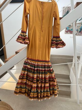 Vestido Flamenca  color mostaza . Muy  favorecedor