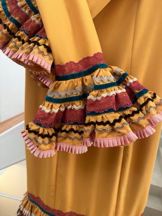 Vestido Flamenca  color mostaza . Muy  favorecedor