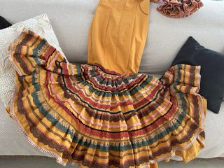 Vestido Flamenca  color mostaza . Muy  favorecedor