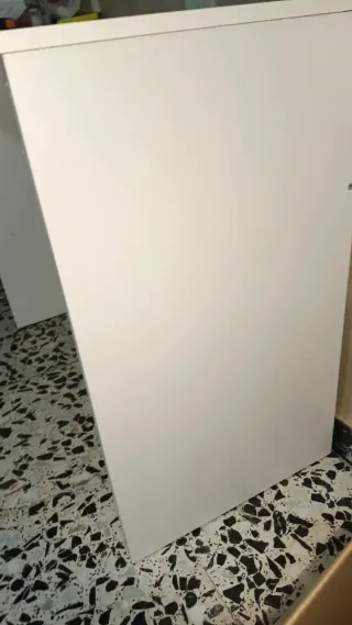 Mesa de estudio blanca de madera