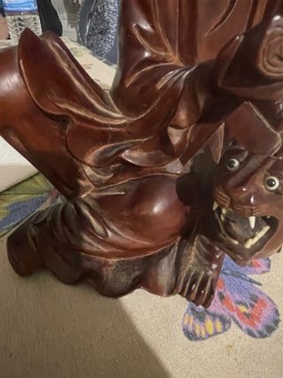 Figura madera tallada chino leyendo con tigre