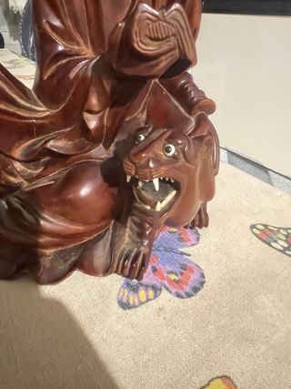 Figura madera tallada chino leyendo con tigre