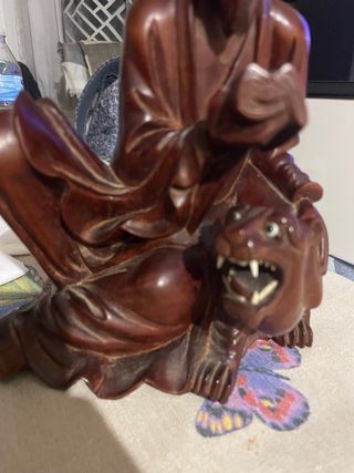Figura madera tallada chino leyendo con tigre