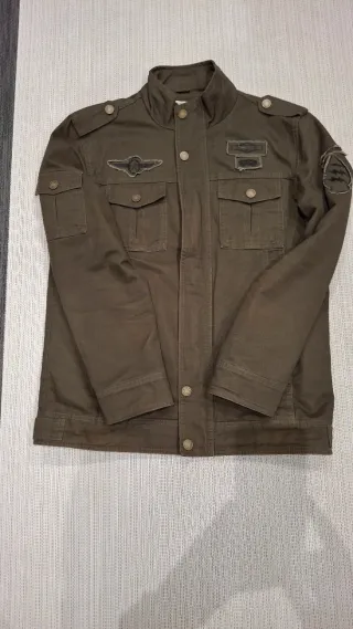 Chaqueta estilo militar verde.