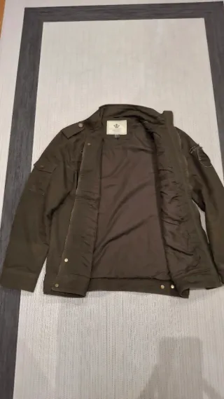 Chaqueta estilo militar verde.